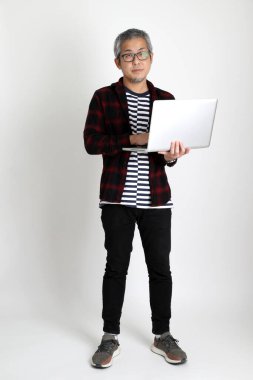 Beyaz arka planda duran Asyalı adam.