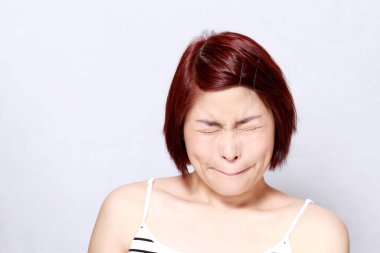 Beyaz arka planda Asyalı kadının portresi..