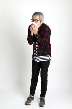 Beyaz arka planda duran Asyalı adam.