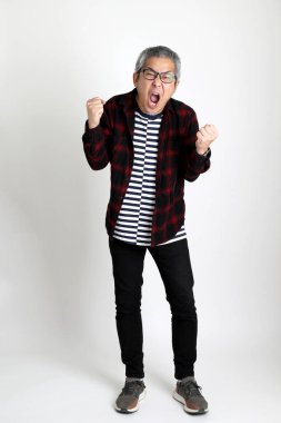 Beyaz arka planda duran Asyalı adam.