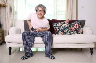 Asyalı adam evde oyun oynuyor..