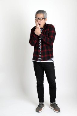 Beyaz arka planda duran Asyalı adam.