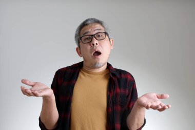 Beyaz arka planda duran Asyalı adam..