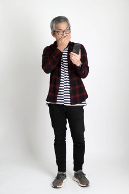 Beyaz arka planda duran Asyalı adam.