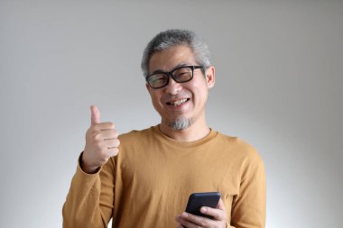 Beyaz arka planda duran Asyalı adam..