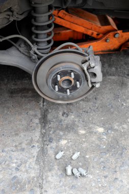 Lastik değiştirmek için tekerleği dışarıda duran araba..