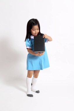 Not defterine yazan Asyalı kız..