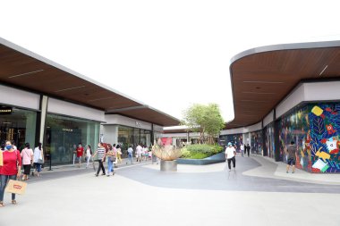 Bangkok, Tayland - 28 Haziran 2020: Siam Premium Outlet Bangkok Suvarnabhumi Ariport, Bangkok, Tayland yakınlarındaki alışveriş merkezi.
