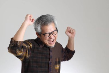 Beyaz arka planda duran kıdemli Asyalı adam.