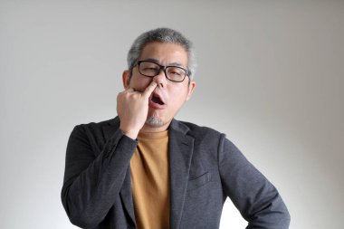 Beyaz arka planda duran akıllı Asyalı adam..