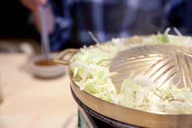 Izgara et için sıcak bronz tava.