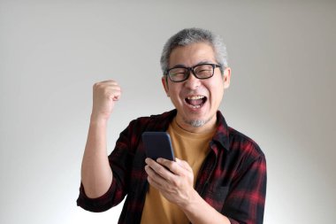 Beyaz arka planda duran Asyalı adam..