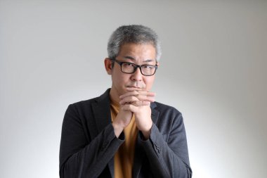 Beyaz arka planda duran akıllı Asyalı adam..