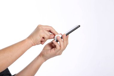 Akıllı telefonu alkolle temizlemek.