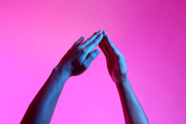 Eller beyaz arkaplanda poz veriyor.