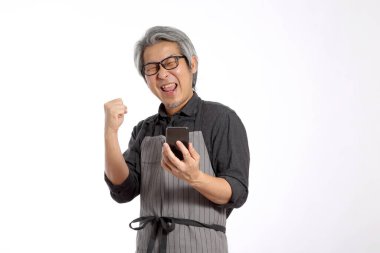 Önlüklü Asyalı adam..