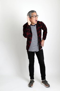 Beyaz arka planda duran Asyalı adam.