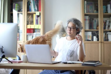 Ev stüdyosunda çalışan Asyalı adam..