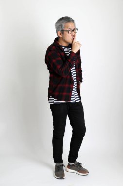 Beyaz arka planda duran Asyalı adam.