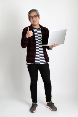 Beyaz arka planda duran Asyalı adam.