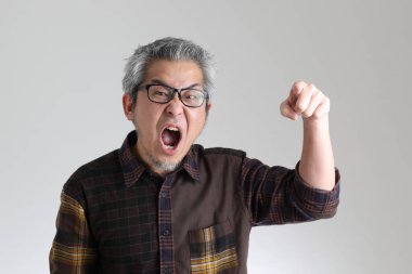 Beyaz arka planda duran kıdemli Asyalı adam.