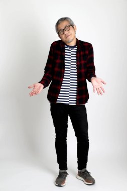 Beyaz arka planda duran Asyalı adam.