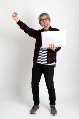 Beyaz arka planda duran Asyalı adam.