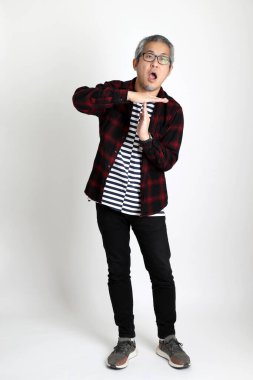 Beyaz arka planda duran Asyalı adam.