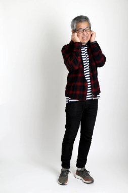 Beyaz arka planda duran Asyalı adam.