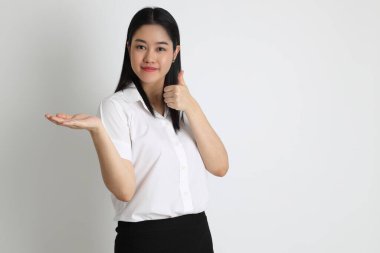 Üniversite üniformalı Asyalı kız beyaz arka planda duruyor..