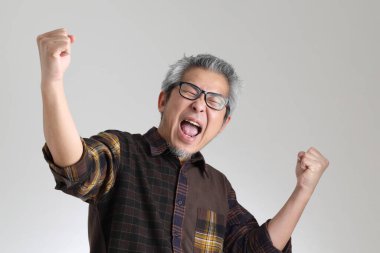 Beyaz arka planda duran kıdemli Asyalı adam.