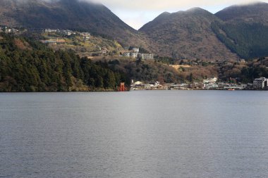 Hakone 'daki Ashinoko Gölü manzarası.