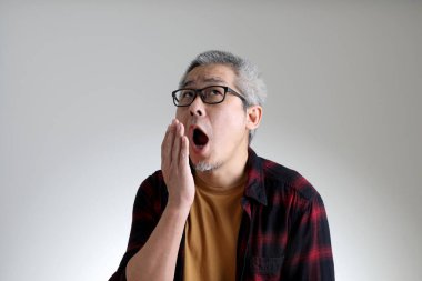 Beyaz arka planda duran Asyalı adam..