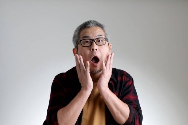 Beyaz arka planda duran Asyalı adam..