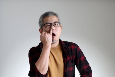 Beyaz arka planda duran Asyalı adam..