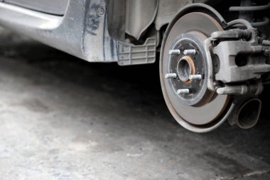 Lastik değiştirmek için tekerleği dışarıda duran araba..