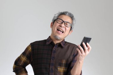 Beyaz arka planda duran kıdemli Asyalı adam.