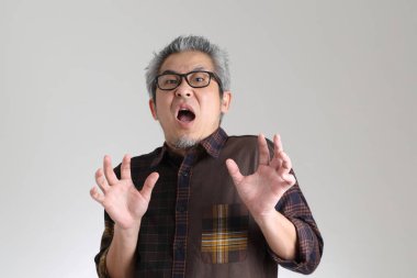 Beyaz arka planda duran kıdemli Asyalı adam.