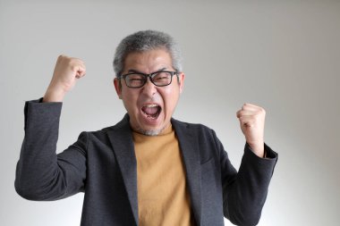 Beyaz arka planda duran akıllı Asyalı adam..