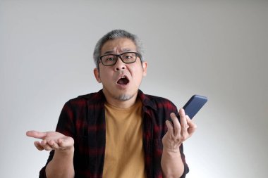 Beyaz arka planda duran Asyalı adam..