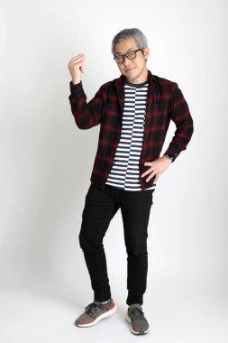 Beyaz arka planda duran Asyalı adam.