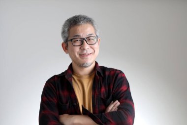 Beyaz arka planda duran Asyalı adam..