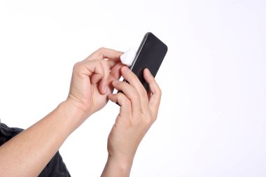 Akıllı telefonu alkolle temizlemek.