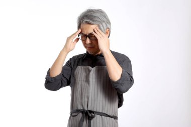 Önlüklü Asyalı adam..