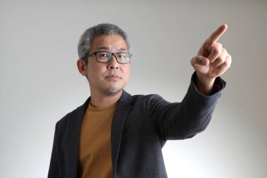 Beyaz arka planda duran akıllı Asyalı adam..