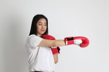 Üniversite üniformalı Asyalı kız beyaz arka planda duruyor..