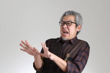 Beyaz arka planda duran kıdemli Asyalı adam.