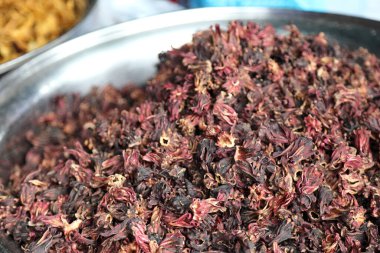 Tayland pazarında satılık tabağın üzerindeki kurumuş özet..