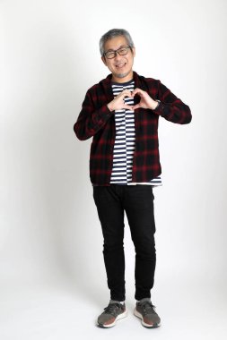 Beyaz arka planda duran Asyalı adam.