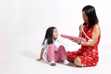 Genç Asyalı kız melodiyi öğreniyor..